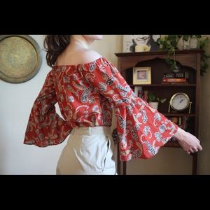 Flowy floral top 🌹💫 size small